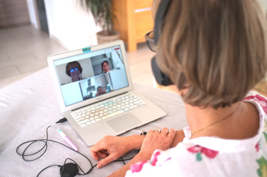 Children taking online French lessons. They feel reassured, listened to, and confident. They dare to speak French. Bilingual children feel comfortable listening first, then expressing themselves naturally.